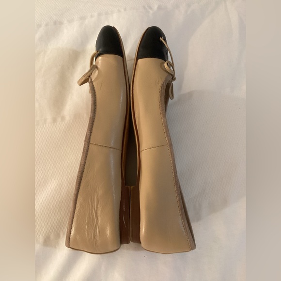 Chanel
Chanel Beige/Black Leather CC Cap Toe Bow Ballet Flats - Picture 5 of 13